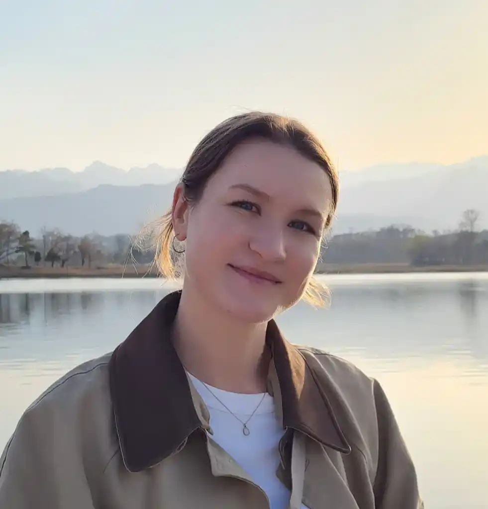 Linnea standing in front of a lake